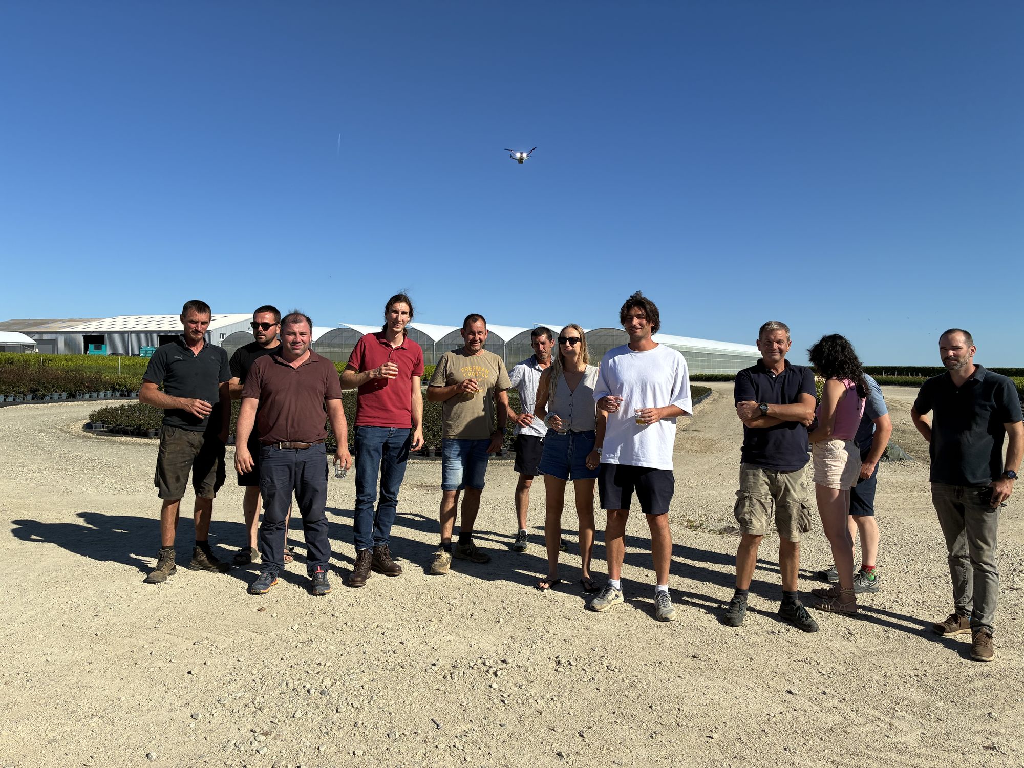 L’équipe Belver dans un champ, un drone en vol au-dessus d’elle